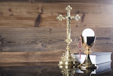 Komünyon kavramı. Çapraz, Holy Bible, tespih ve altın kadeh.