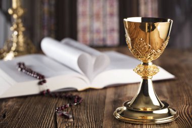 Komünyon kavramı. Çapraz, Holy Bible, tespih ve altın kadeh.