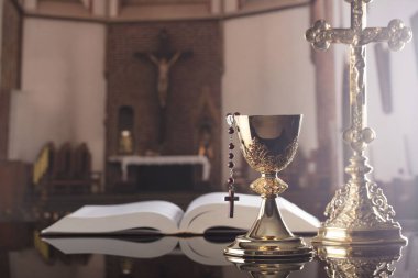 Komünyon kavramı. Çapraz, Holy Bible, tespih ve altın kadeh.