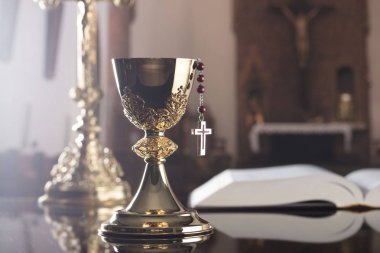 Komünyon kavramı. Çapraz, Holy Bible, tespih ve altın kadeh.