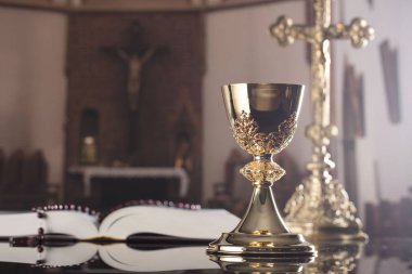 Komünyon kavramı. Çapraz, Holy Bible, tespih ve altın kadeh.