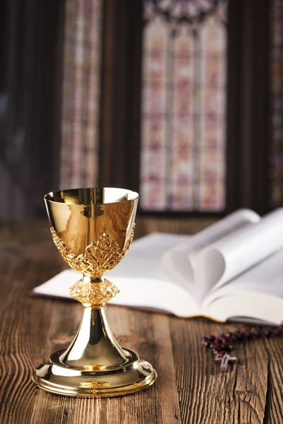 Святое Причастие Святая Библия Четки Золотая Чаша — стоковое фото
