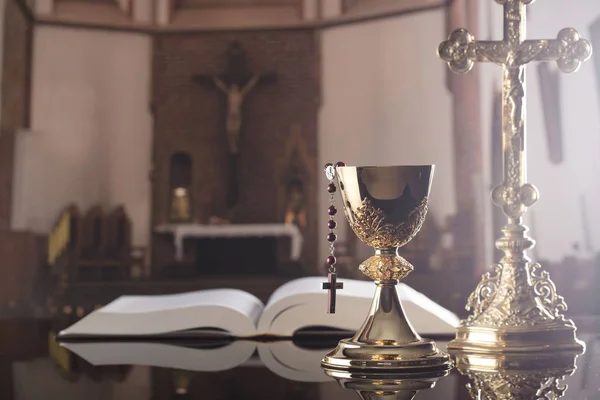 Santo Conceito Comunhão Cruz Bíblia Sagrada Rosário Cálice Ouro — Fotografia de Stock