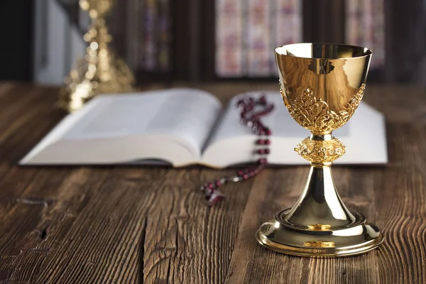 圣餐的概念 十字架 神圣的圣经 念珠和金色的圣杯 — 图库照片