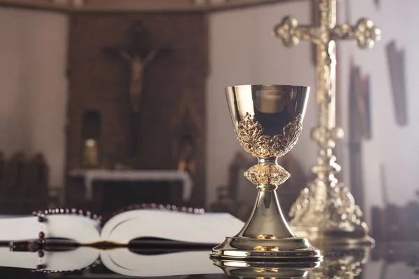 Hellige Nattverd Konsept Korset Den Hellige Bibel Rosenkrans Gyllen Kalk – stockfoto