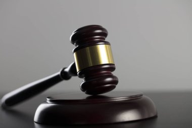 Hukuk ve adalet kavramı. Tokmak - gri arka plan hukuk sembolü.