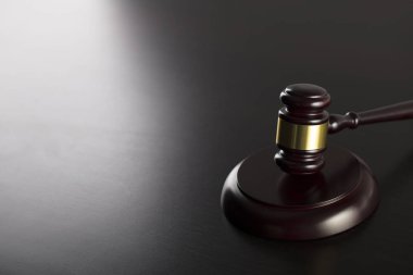 Hukuk ve adalet kavramı. Tokmak - gri arka plan hukuk sembolü.