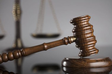 Yargıçlar tokmak ve adalet cam masa ve gri arka plan üzerinde ölçeği. Hukuk ve adalet kavramı.