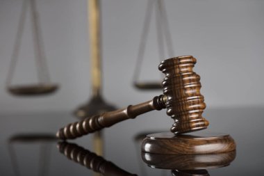 Yargıçlar tokmak ve adalet cam masa ve gri arka plan üzerinde ölçeği. Hukuk ve adalet kavramı.