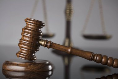 Yargıçlar tokmak ve adalet cam masa ve gri arka plan üzerinde ölçeği. Hukuk ve adalet kavramı.