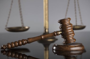 Yargıçlar tokmak ve adalet cam masa ve gri arka plan üzerinde ölçeği. Hukuk ve adalet kavramı.