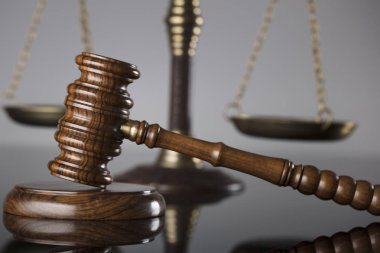 Yargıçlar tokmak ve adalet cam masa ve gri arka plan üzerinde ölçeği. Hukuk ve adalet kavramı.