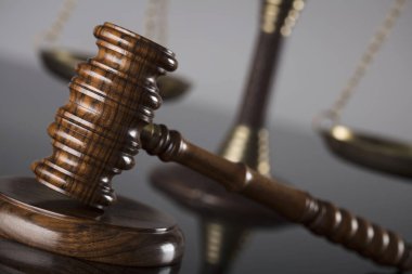 Yargıçlar tokmak ve adalet cam masa ve gri arka plan üzerinde ölçeği. Hukuk ve adalet kavramı.