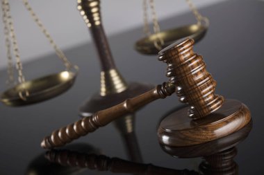 Yargıçlar tokmak ve adalet cam masa ve gri arka plan üzerinde ölçeği. Hukuk ve adalet kavramı.