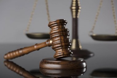 Yargıçlar tokmak ve adalet cam masa ve gri arka plan üzerinde ölçeği. Hukuk ve adalet kavramı.