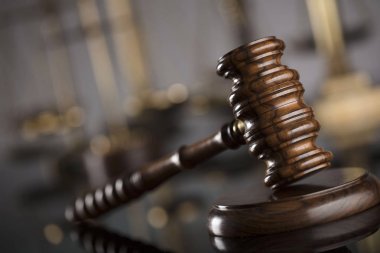 Yargıçlar tokmak ve adalet cam masa ve gri arka plan üzerinde ölçeği. Hukuk ve adalet kavramı.