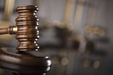 Yargıçlar tokmak ve adalet cam masa ve gri arka plan üzerinde ölçeği. Hukuk ve adalet kavramı.