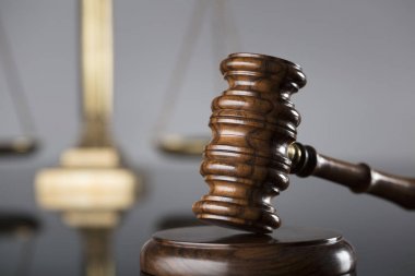 Yargıçlar tokmak ve adalet cam masa ve gri arka plan üzerinde ölçeği. Hukuk ve adalet kavramı.