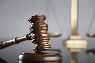 Yargıçlar tokmak ve adalet cam masa ve gri arka plan üzerinde ölçeği. Hukuk ve adalet kavramı.