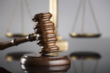 Yargıçlar tokmak ve adalet cam masa ve gri arka plan üzerinde ölçeği. Hukuk ve adalet kavramı.