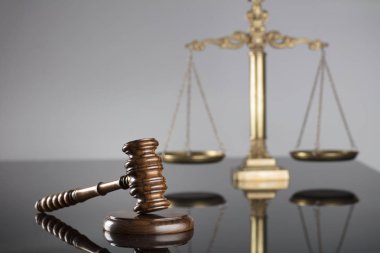 Yargıçlar tokmak ve adalet cam masa ve gri arka plan üzerinde ölçeği. Hukuk ve adalet kavramı.