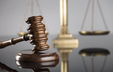 Yargıçlar tokmak ve adalet cam masa ve gri arka plan üzerinde ölçeği. Hukuk ve adalet kavramı.