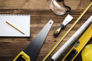 Yüklenici kavramı arka plan. Üstten Görünüm. Tipografi için yer. Planları ve yüklenici ve araçları ahşap tablo.