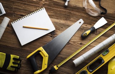 Yüklenici kavramı arka plan. Üstten Görünüm. Tipografi için yer. Planları ve yüklenici ve araçları ahşap tablo.