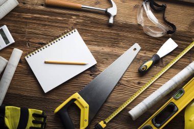 Yüklenici kavramı arka plan. Üstten Görünüm. Tipografi için yer. Planları ve yüklenici ve araçları ahşap tablo.