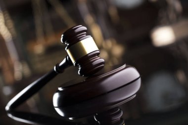 Hukuk firması kavramı. Tokmak, yasal kodları, denge. Kahverengi zemin.