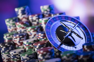 Tema kumar. Rulet ve poker fişleri renkli bokeh arka plan üzerinde.