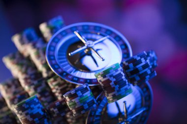 Tema kumar. Rulet ve poker fişleri renkli bokeh arka plan üzerinde.