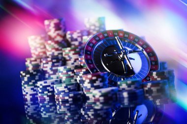 Tema kumar. Rulet ve poker fişleri renkli bokeh arka plan üzerinde.
