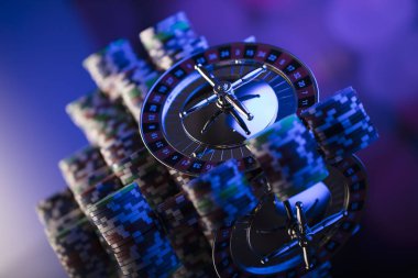 Tema kumar. Rulet ve poker fişleri renkli bokeh arka plan üzerinde.