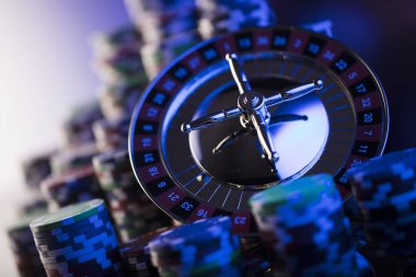 Tema kumar. Rulet ve poker fişleri renkli bokeh arka plan üzerinde.