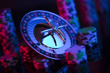 Tema kumar. Rulet ve poker fişleri renkli bokeh arka plan üzerinde.