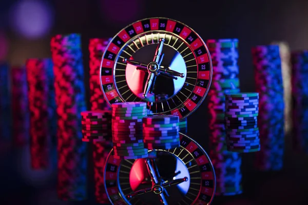 赌博主题 彩色散景背景下的轮盘赌和扑克筹码 — 图库照片