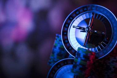 Tema kumar. Rulet ve poker fişleri renkli bokeh arka plan üzerinde.