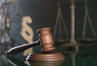 Hukuk kavramı arka plan. Çekiç sık sık Yargıç, ölçek adalet ve paragraf sembolleri kanun imzalayın.