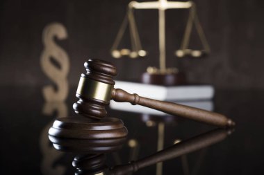 Hukuk kavramı arka plan. Çekiç sık sık Yargıç, ölçek adalet, yasal kodu ve paragraf işareti sembolleri kanun.
