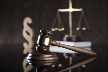 Hukuk kavramı arka plan. Çekiç sık sık Yargıç, ölçek adalet, yasal kodu ve paragraf işareti sembolleri kanun.