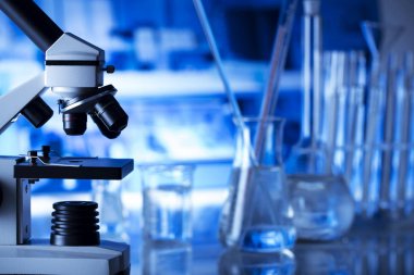 Bilim kavramı. Modern laboratuvar iç. Laboratuar kapkacakları ve mikroskop. Kimyasal deney. Mavi arka plan.