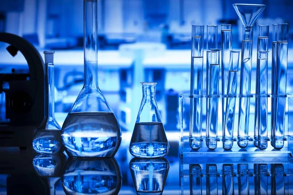 Bilim kavramı. Modern laboratuvar iç. Laboratuar kapkacakları ve mikroskop. Kimyasal deney. Mavi arka plan.