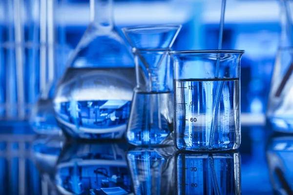 Wissenschaftskonzept Modernes Laborinterieur Laborgläser Chemische Experimente Blauer Hintergrund — Stockfoto