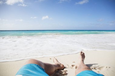 Yaz. Egzotik tatil. Palmiye ağaçları. Turkuaz su. Güneşli mavi gökyüzü. Güzel beyaz kum plaj. Parmak bir Asansör.