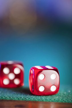 Tema kumar. Renk bokeh arka plan üzerinde zar ve poker fişleri.