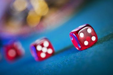 Tema kumar. Renk bokeh arka plan üzerinde zar ve poker fişleri.