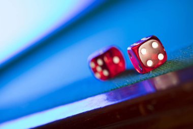 Tema kumar. Renk bokeh arka plan üzerinde zar ve poker fişleri.