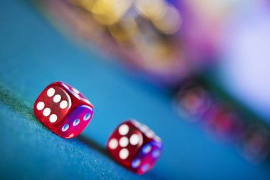 Tema kumar. Renk bokeh arka plan üzerinde zar ve poker fişleri.
