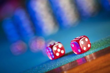 Tema kumar. Renk bokeh arka plan üzerinde zar ve poker fişleri.